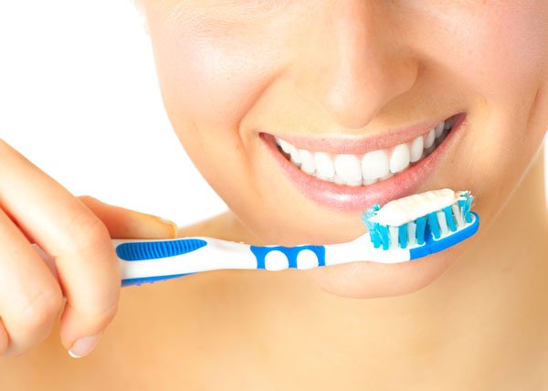Implante dental y cepillado de dientes