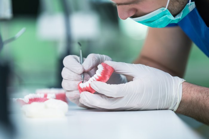 Cómo reparar una prótesis dental